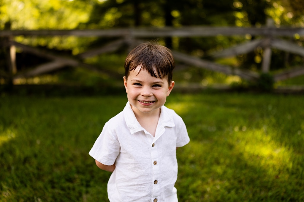 Cousins laughing together at Mamoo Cousin Camp summer photos | Kids posing in the same yard spot during Mamoo Cousin Camp | Missouri Photographer Missouri Family Photographer Missouri outdoor photographer